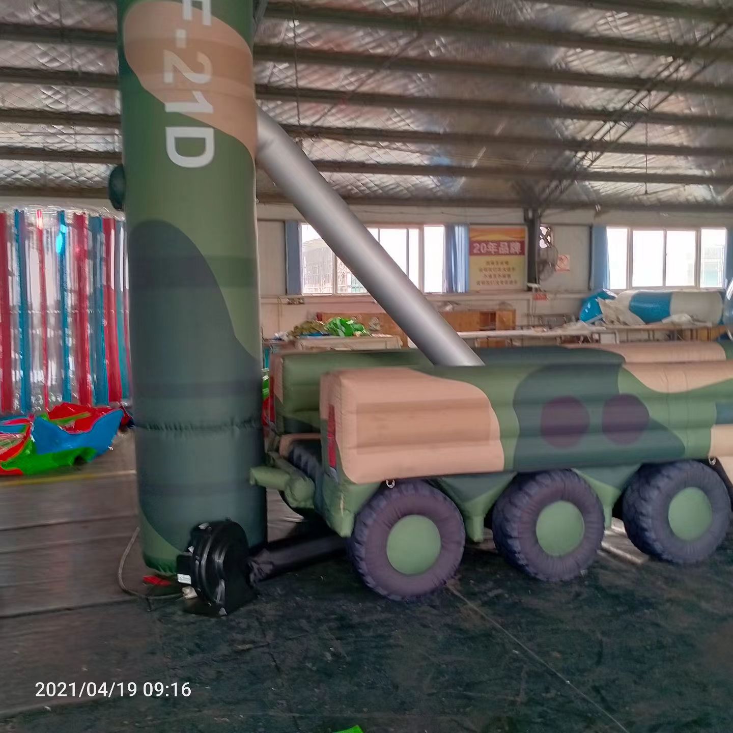 瑞金军事演习中的充气目标车辆：模拟发射车雷达车坦克飞机